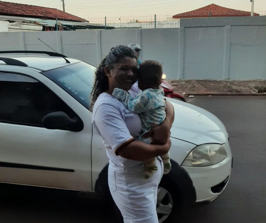 Lucineia Divina e o pequeno João Matias celebram o atendimento recebido (Foto: Arquivo Pessoal)