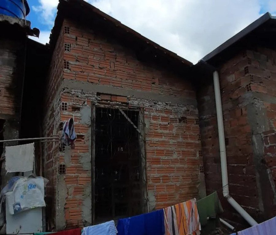 Cômodo possuía grade na única porta de acesso (Foto: Divulgação/Polícia Civil)