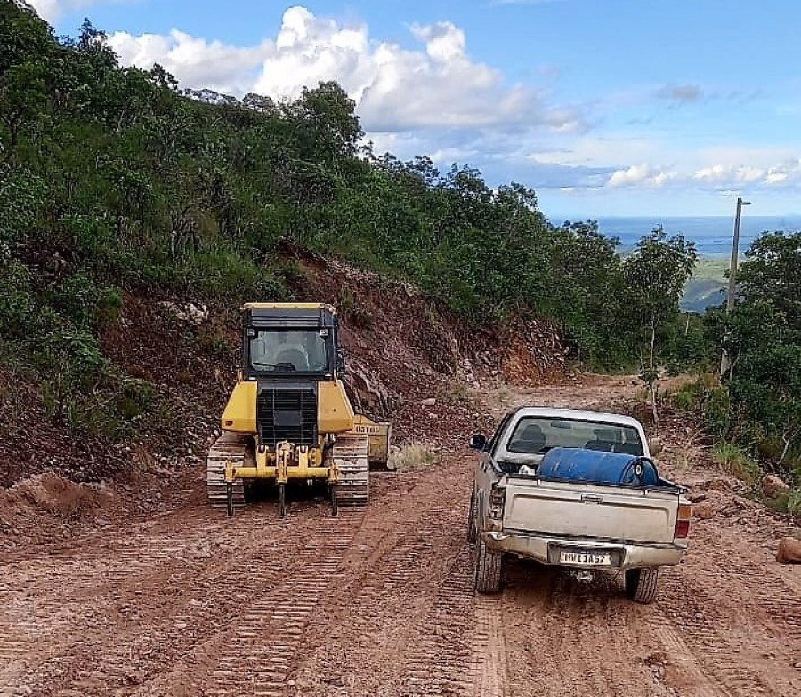 Vicinal no município de Paranã, na Serra do Mucambo, recebeu patrolamento e alargamento da pista como eliminação de ponto crítico (Foto: Ageto)