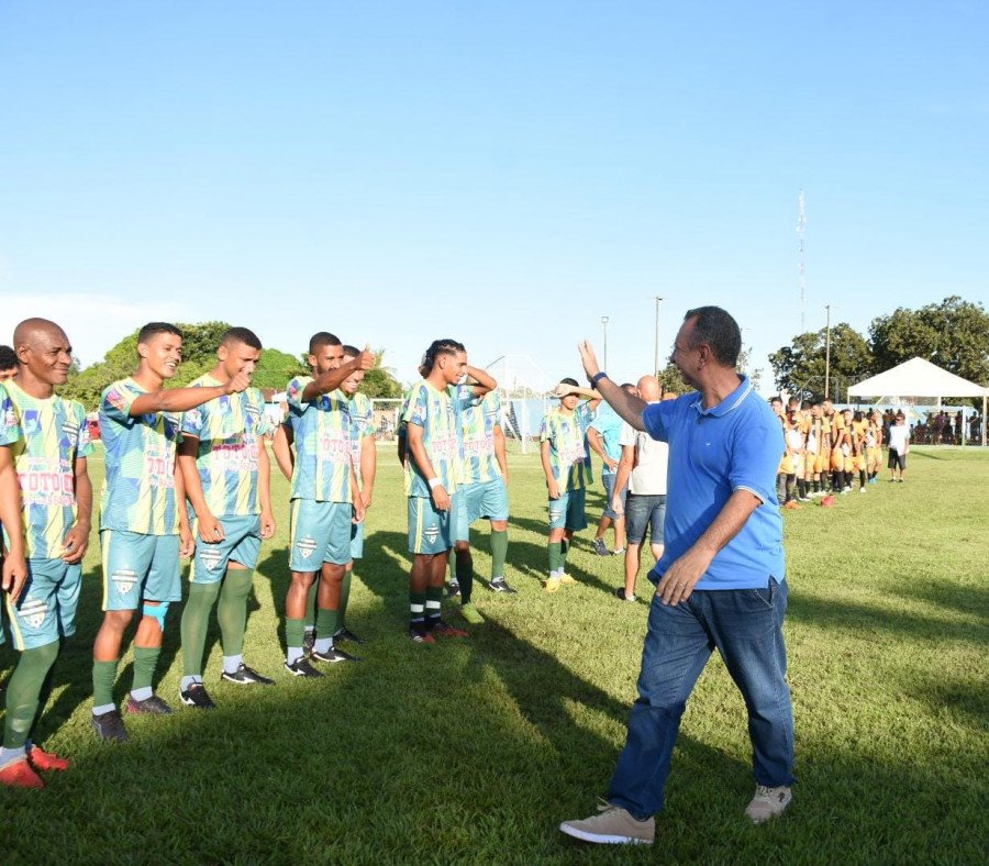 Presidente da Aleto, Antonio Andrade, cumprimentando atletas da Copa Sul (Foto: Joelma Cristina)