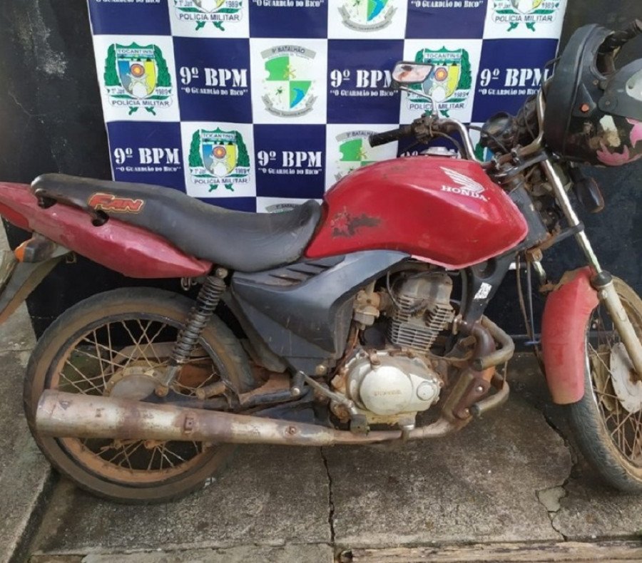Motocicleta furtada em Araguatins foi recuperada pela PM em Sampaio (Foto: Divulgação/9º BPM)