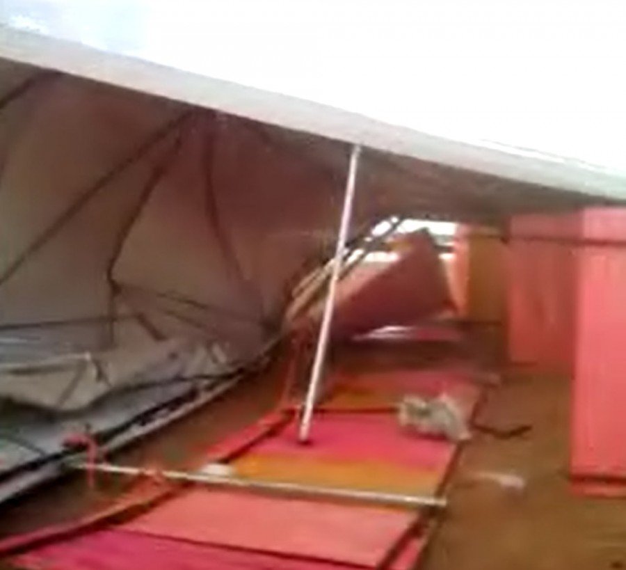 Tendas desabaram com o vento em TocantinÃ³polis (Foto: ReproduÃ§Ã£o)