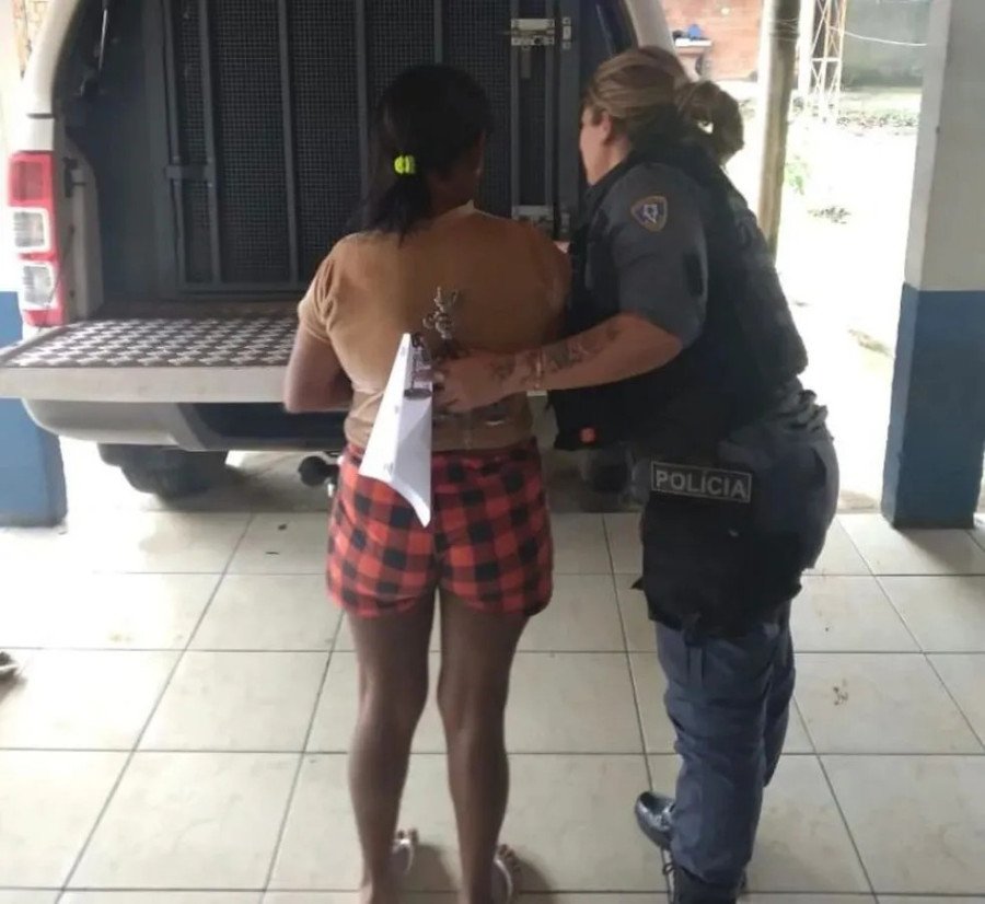 Mulher foi presa suspeita de prostituir a própria filha adolescente em Vila Nova dos Martírios, no Maranhão (Foto: Divulgação/Polícia Militar)