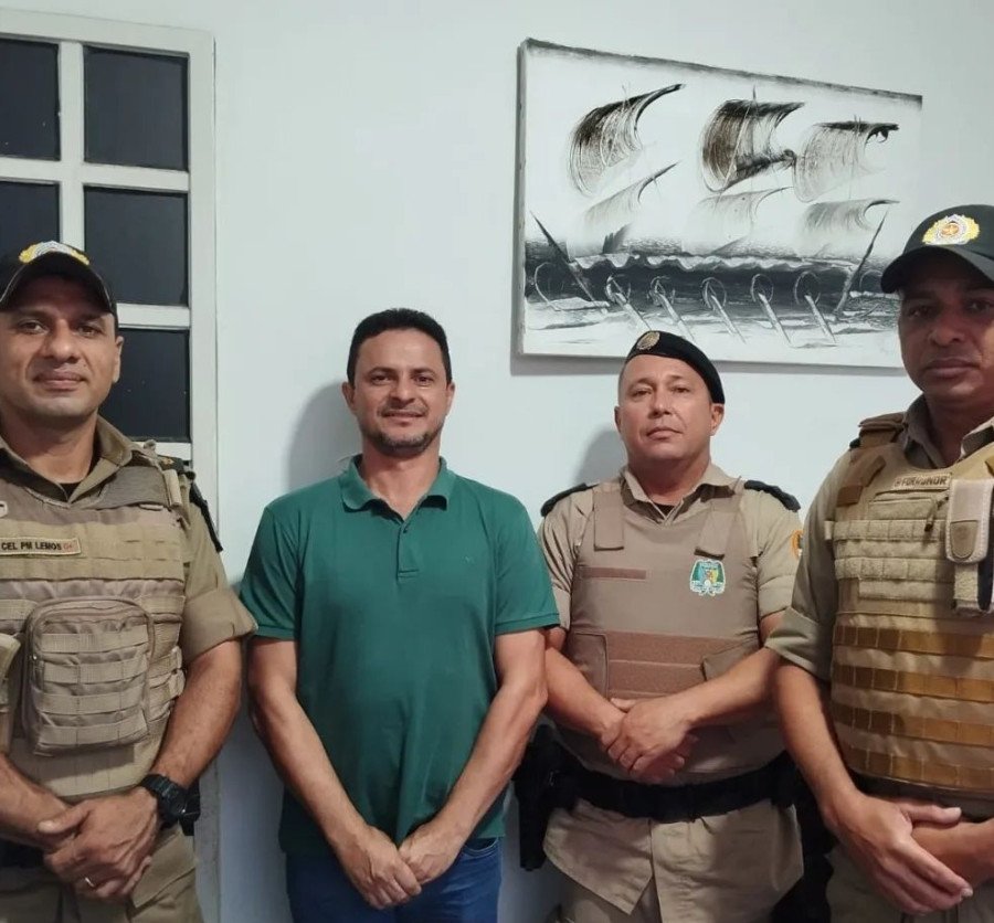Polícia Militar em visita estratégica ao gabinete do prefeito de Praia Norte (Foto: Divulgação)