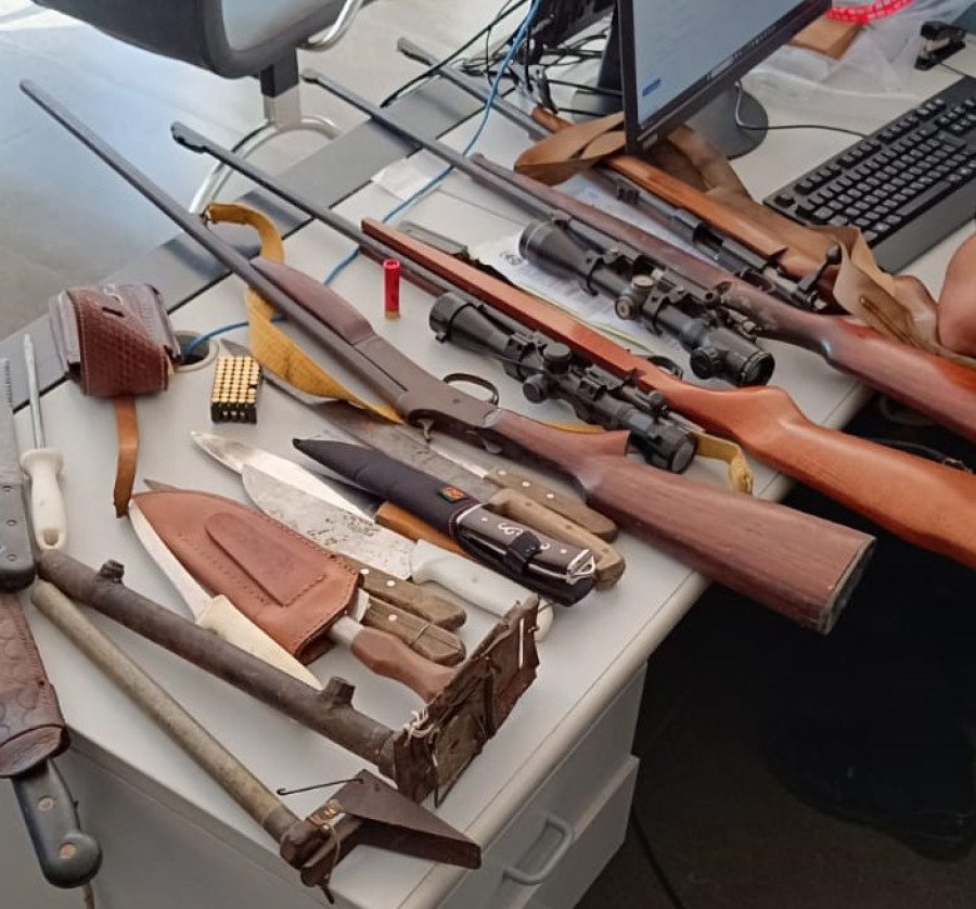 Várias armas de fogo, além de facas, facões e machados também foram apreendidos durante a operação (Foto: Divulgação/PCTO)