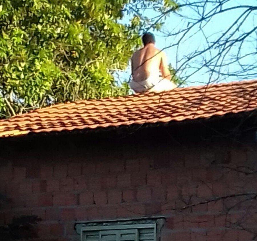 Homem sobe ao telhado para nÃ£o ser preso (Foto: DivulgaÃ§Ã£o)