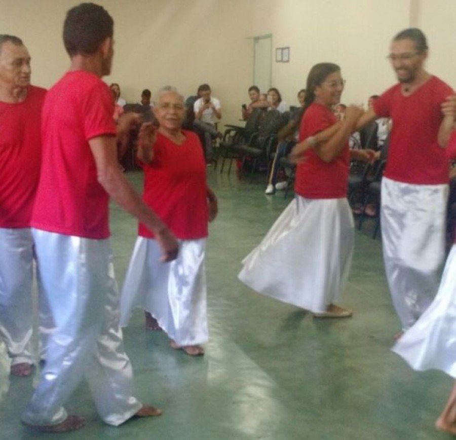 Grupo de LindÃ´ da Comunidade Folha Grossa durante apresentaÃ§Ã£o na tarde de quinta-feira, no CÃ¢mpus da UFT em TocantinÃ³polis