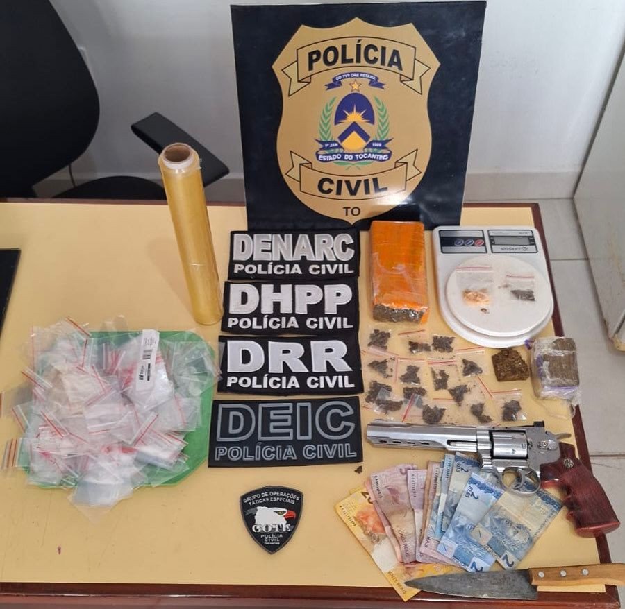 Drogas, dinheiro e simulacro de arma de fogo apreendidos pela PC-TO em Araguaína (Foto: Dicom/SSP-TO)