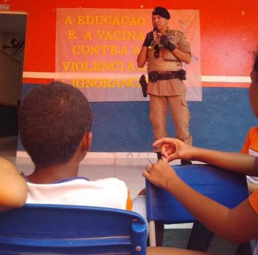 Soldado Portela palestrando (Foto: DivulgaÃ§Ã£o 9Âº BPM)
