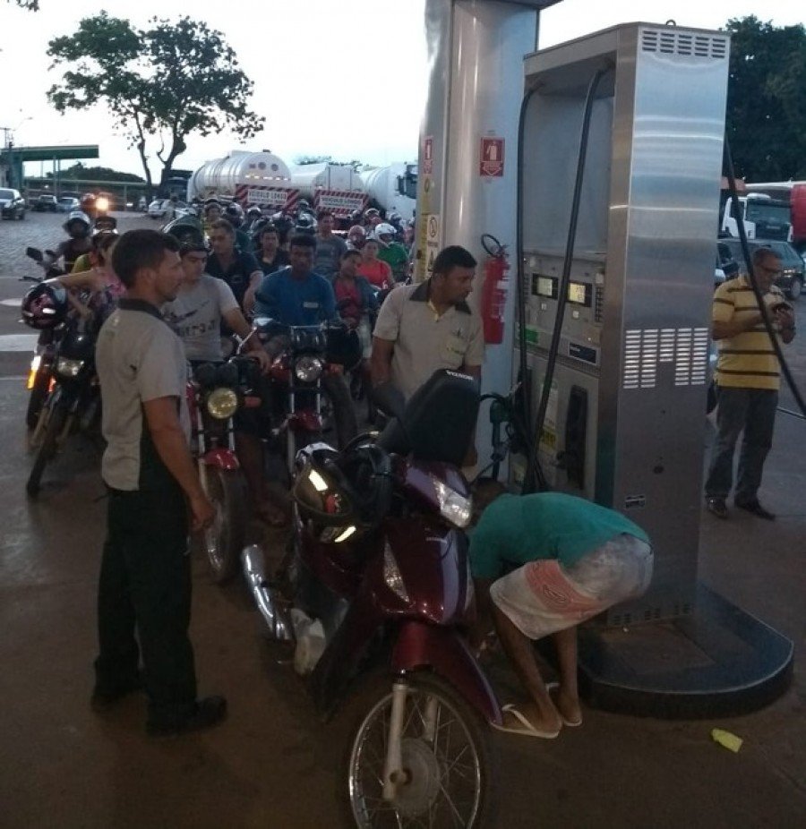 Fila de motocicletas para abastecer em posto de AguiarnÃ³polis (Foto: Cristiano Machado/DivulgaÃ§Ã£o)