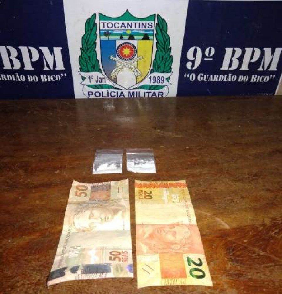 Droga e dinheiro apreendido pela PM em poder do homem preso acusado de traficar drogas em AugustinÃ³polis (Foto: DivulgaÃ§Ã£o/9Âº BPM)