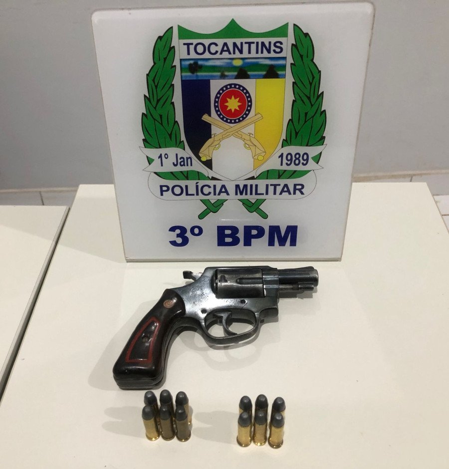 Armas e munições localizadas com suspeito de agressão, preso por posse ilegal de arma de fogo (Foto: Divulgação)