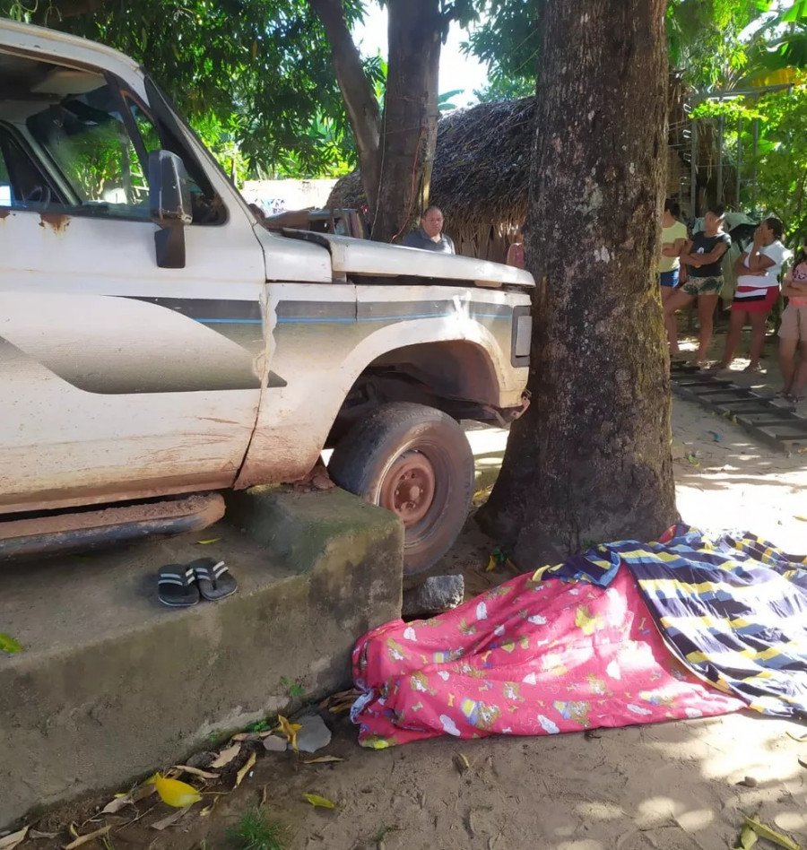 Mecânico morreu imprensado numa árvore por caminhonete em Sampaio (Foto: Divulgação/PM)