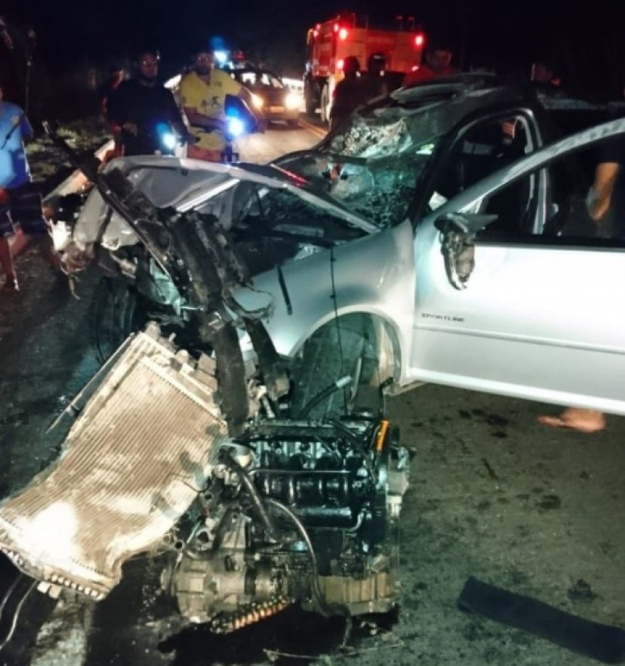 Motor do carro foi arrancado apÃ³s bater em animais em Araguatins (Foto: DivulgaÃ§Ã£o/Bombeiros)