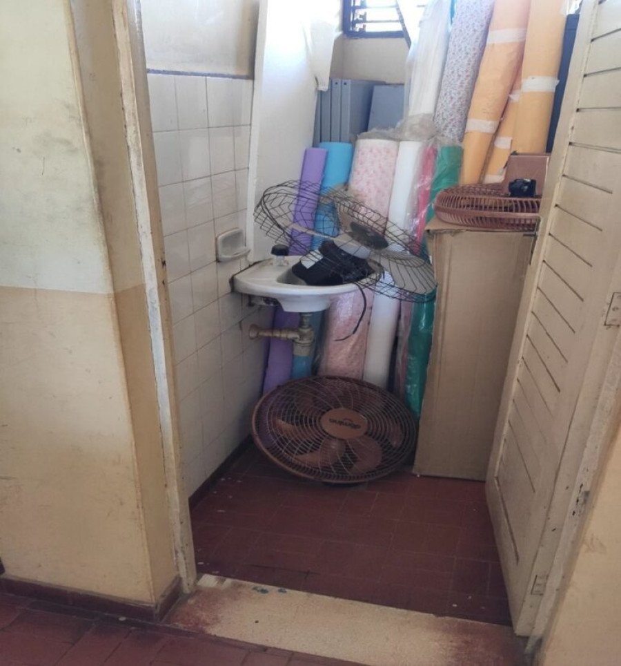 O banheiro da sala dos professores também serve de depósito (Foto: Divulgação)