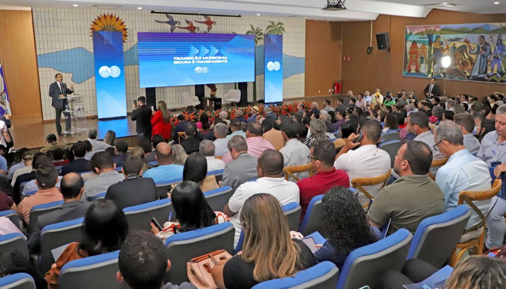 Governador Wanderlei participa de lançamento da 4ª fase do programa pela Primeira Infância em encontro com prefeitos promovido pelo TCE