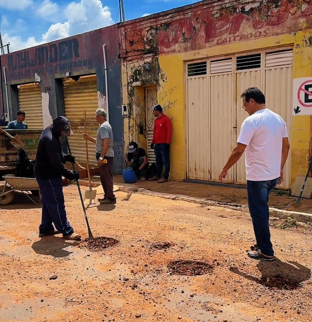 Prefeito Fabion vistoria serviços de tapa-buracos em Tocantinópolis
