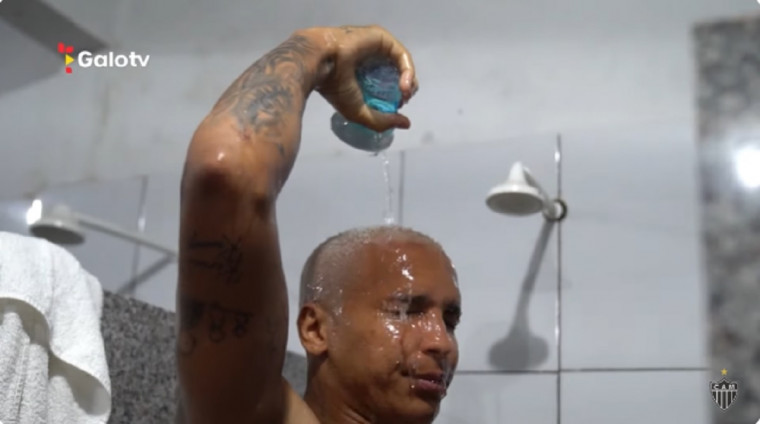 Sem água no vestiário, jogador do Atlético-MG improvisa no banho após jogo em Tocantinópolis