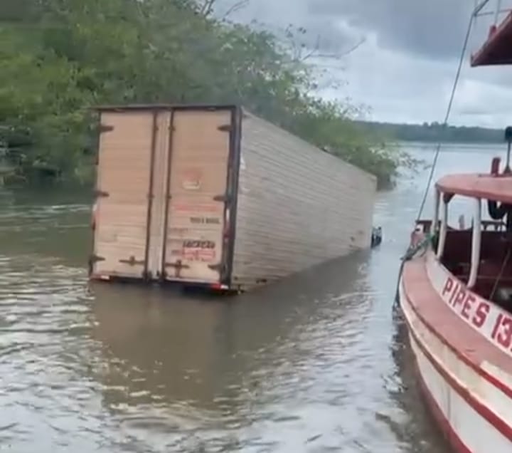 AGUIARNÓPOLIS: Caminhão perde freio e afunda no Rio Tocantins durante tentativa de travessia em balsa