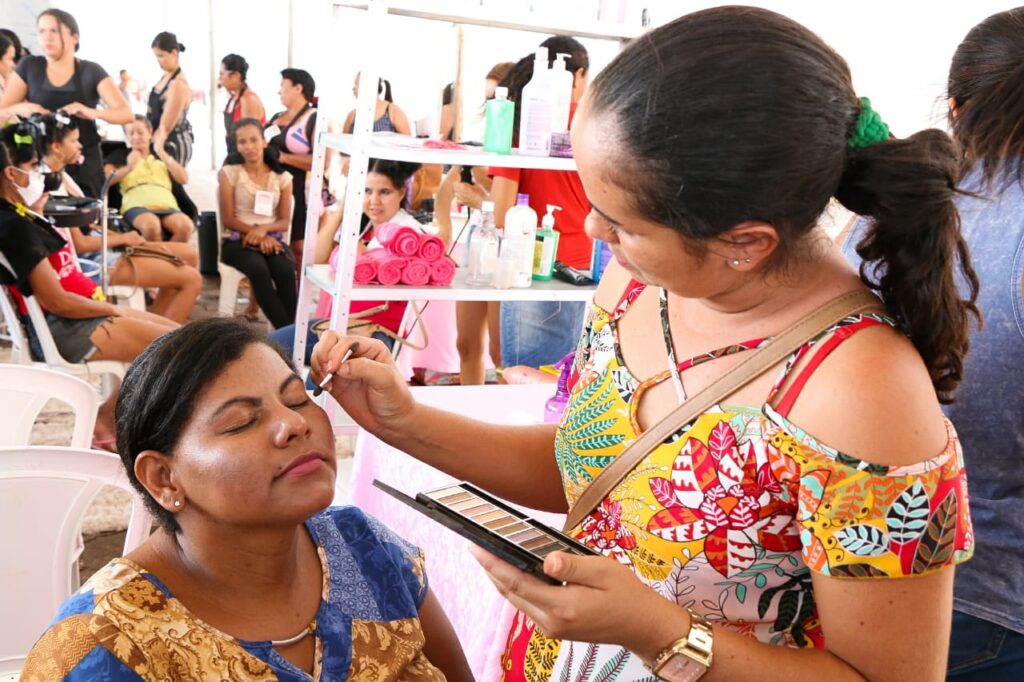 Governo do Estado promove cursos de cabeleireiro e designer de sobrancelhas, em Aguiarnópolis