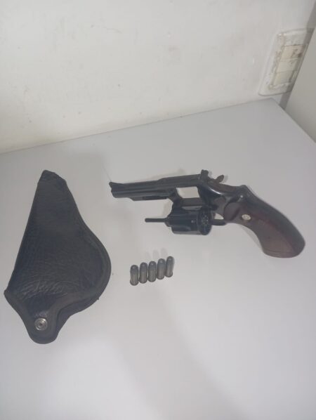 Embriagado, motorista causa acidente e é preso com revólver calibre .38 em Colméia