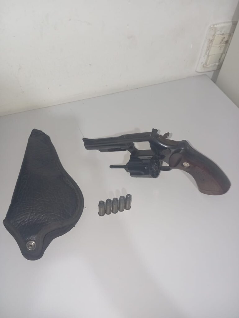 Embriagado, motorista causa acidente e é preso com revólver calibre .38 em Colméia