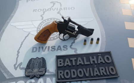 PM intercepta veículo na TO-222, próximo a Muricilândia, e prende homem com revólver calibre .38 após denúncia de ameaça