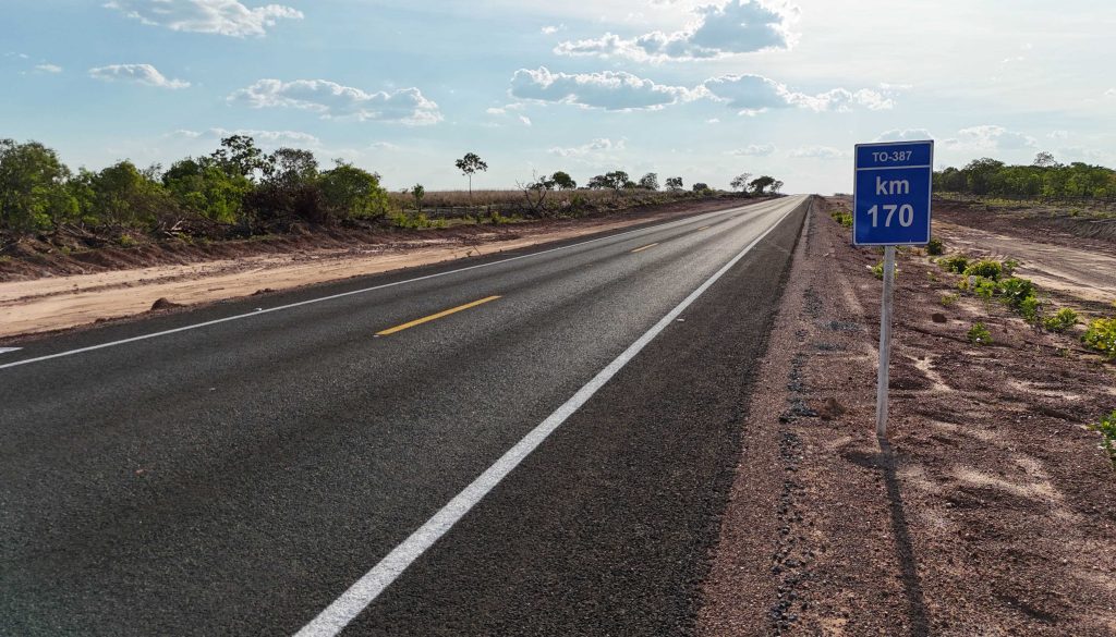 Obras de pavimentação da TO-387 entre Conceição e Taipas do Tocantins chegam a 80% de conclusão