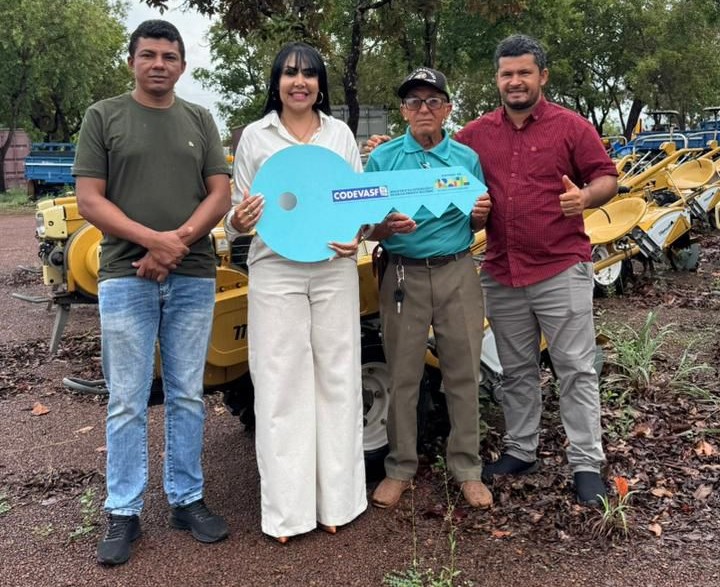 Deputada Janad Valcari entrega microtrator para produtores de Goiatins - Foto: Ascom Gabinete