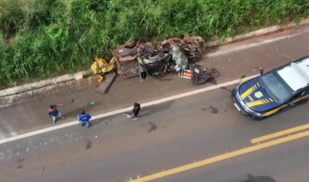 PALMEIRAS: Colisão frontal entre carreta e caminhonete deixa dois mortos na BR-226