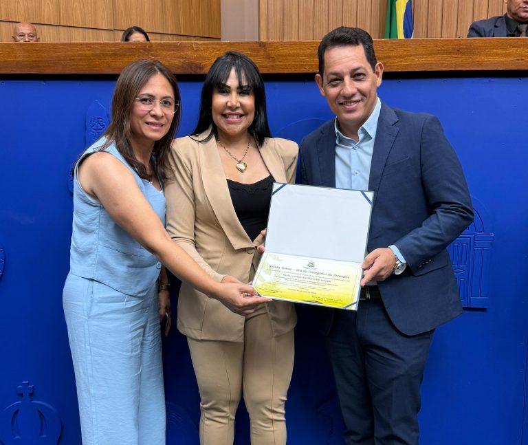 Deputada Janad Valcari homenageia pastor presidente da Assembleia de Deus Ministério Acácia em sessão solene na Aleto