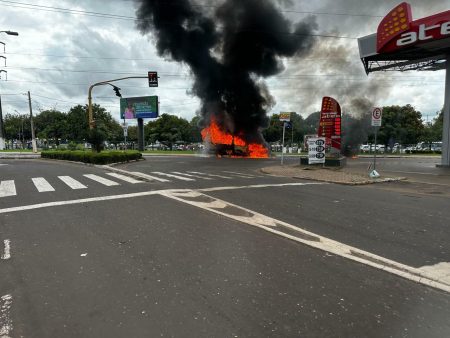 VÍDEO: Van que transportava pacientes em hemodiálise pega fogo em Imperatriz